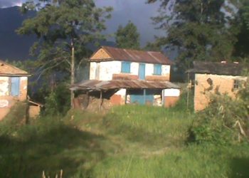 खाली हुँदै गाउँहरु: खण्डहर बन्दैछन् घरबारी