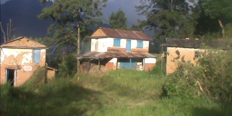 खाली हुँदै गाउँहरु: खण्डहर बन्दैछन् घरबारी