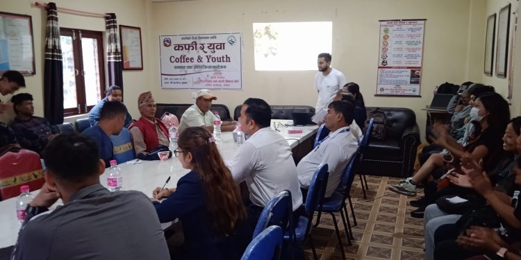 मुर्झाएको कफी जगाउन युवाको साथ खोजीदै